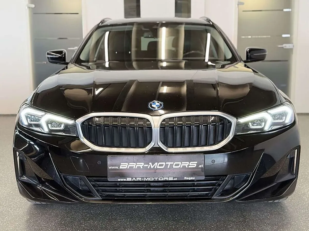 BMW 3 Series 2023 photo 2