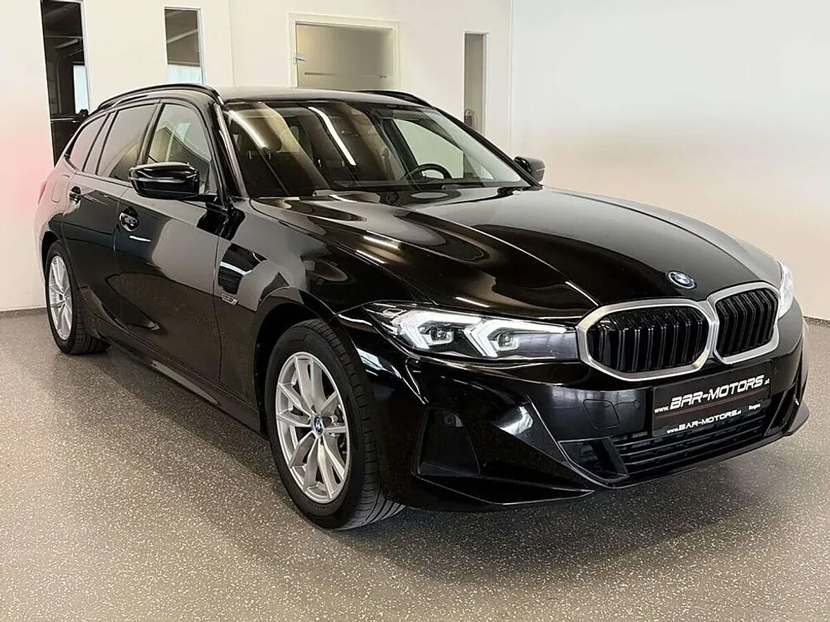 BMW 3 Series 2023 photo 3