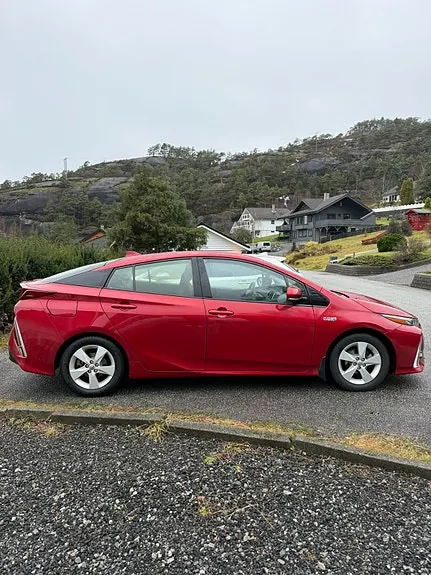 Toyota Prius Plug-In Hybrid 2017 photo 4