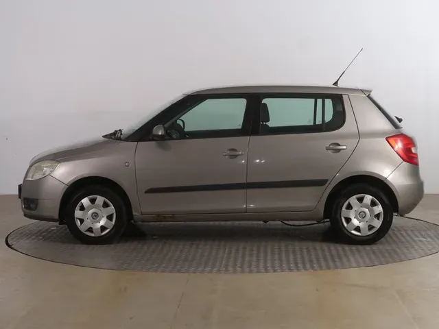 Skoda Fabia 2009 photo 2