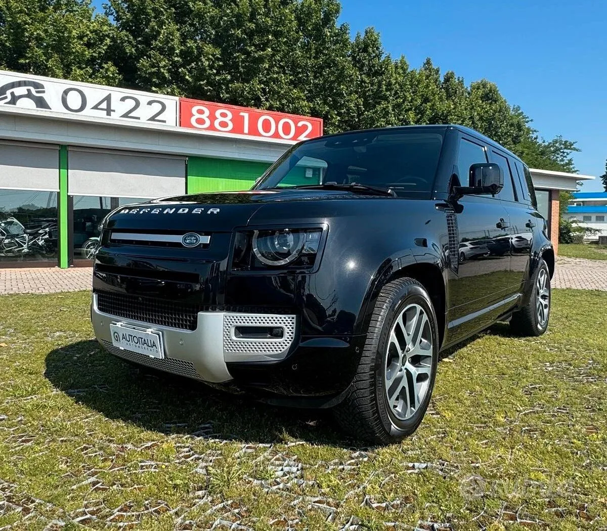 Land Rover Defender 2023 photo 2