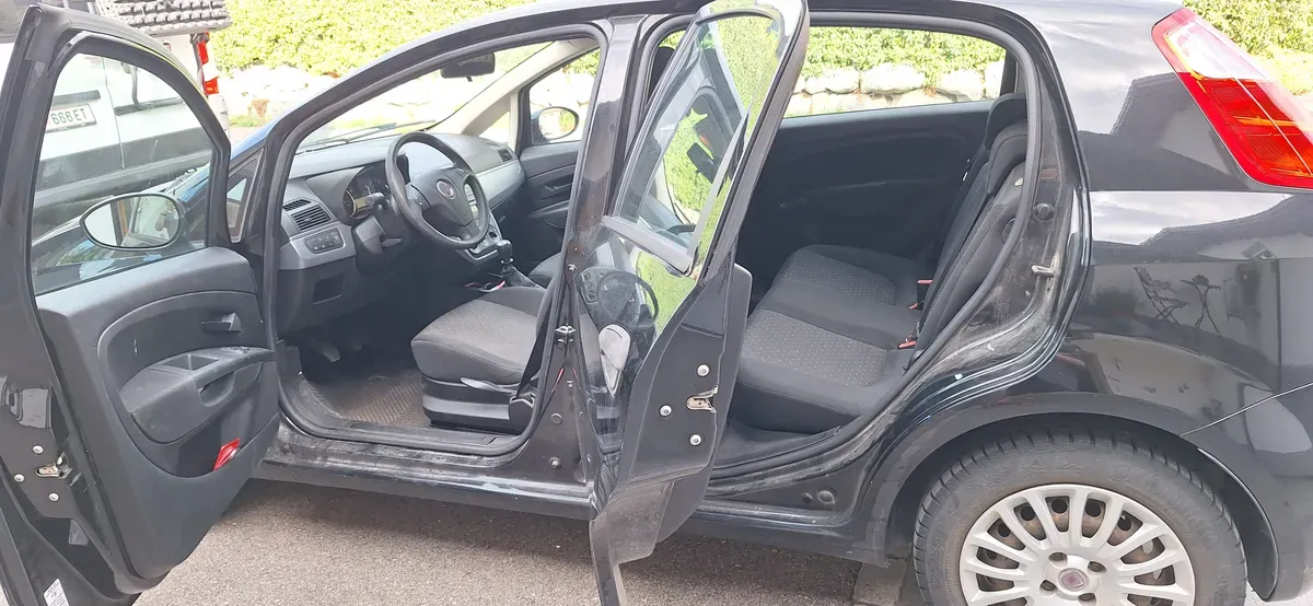 Fiat Punto 2009 photo 2
