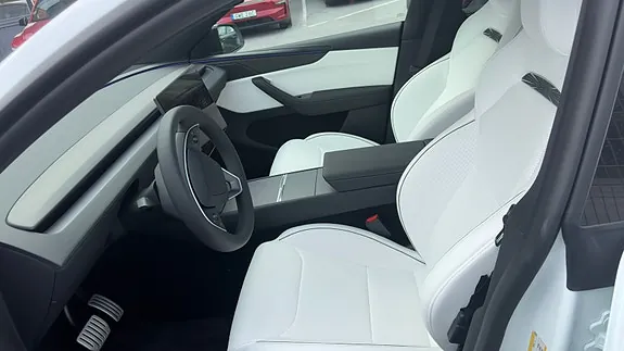 Tesla Model Y 2026 photo 2