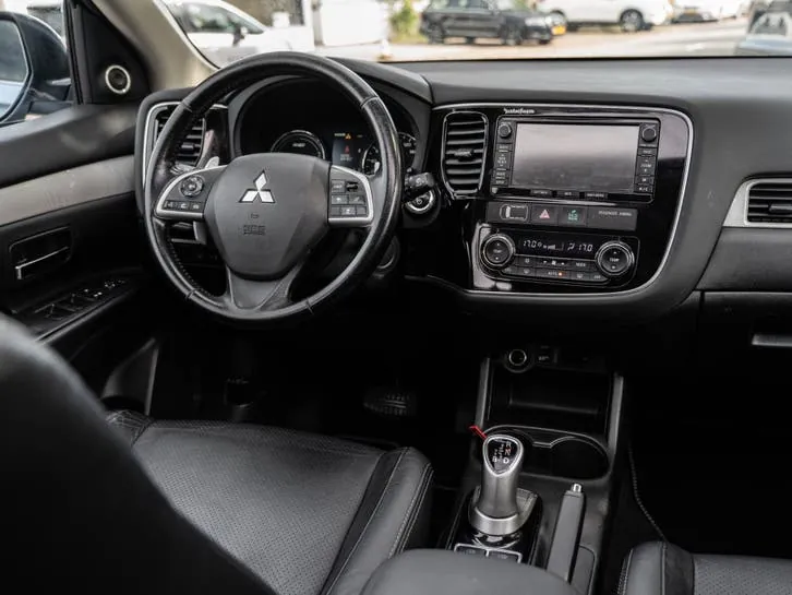 Mitsubishi Outlander 2013 photo 2