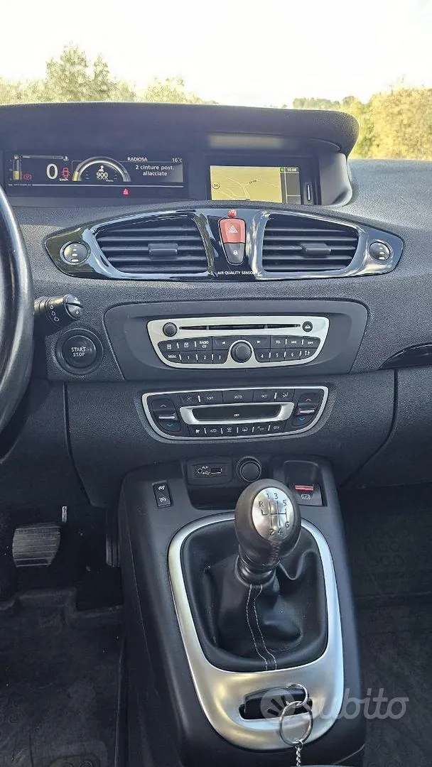 Renault Scenic 2012 photo 3