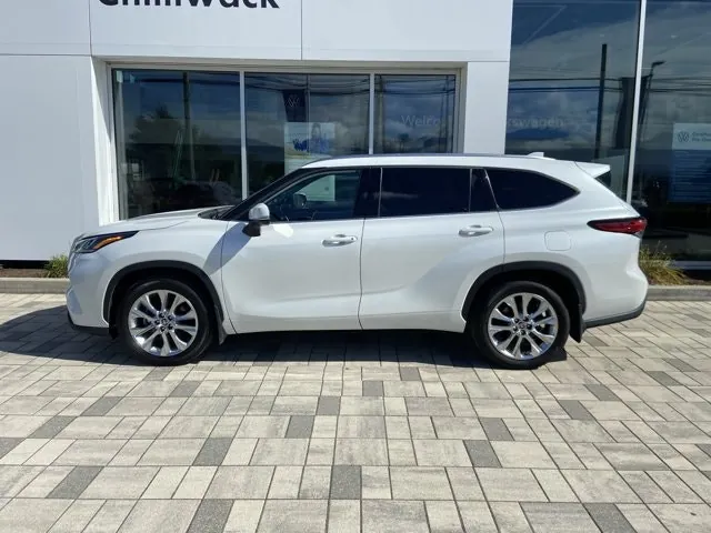 Toyota Highlander 2023 photo 2