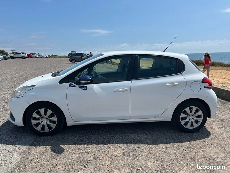 Peugeot 208 2018 photo 2