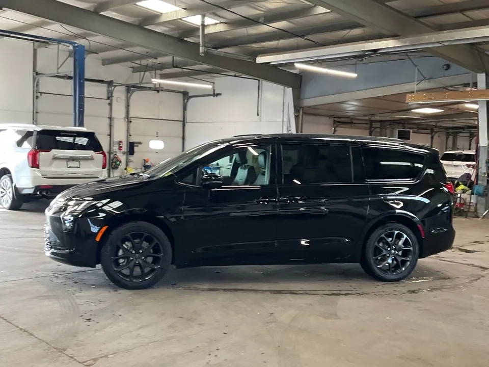 Chrysler Pacifica 2027 photo 2