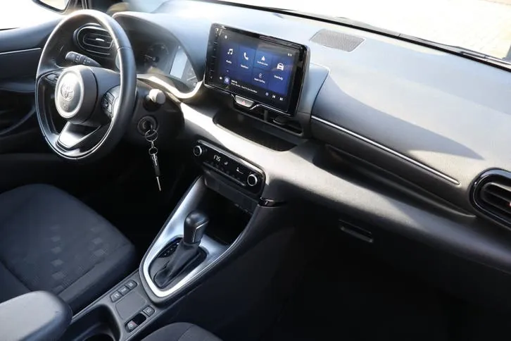 Toyota Yaris 2024 photo 2