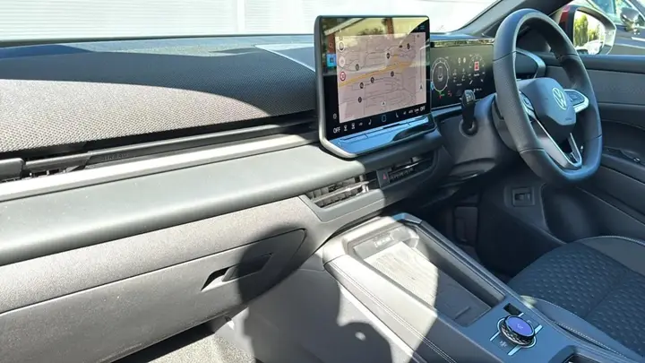 Volkswagen T-Roc photo 2