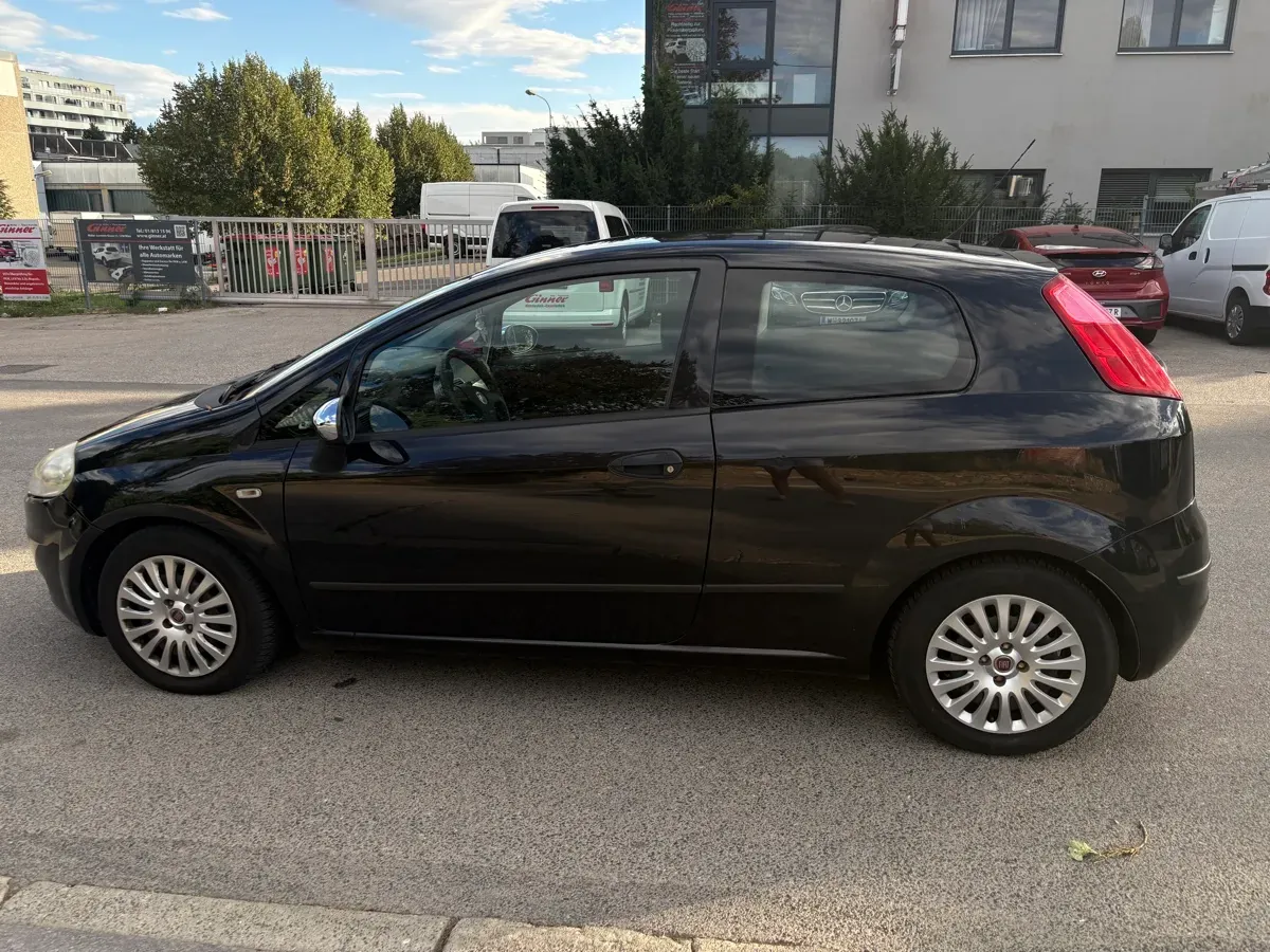 Fiat Grande Punto 2011 photo 2
