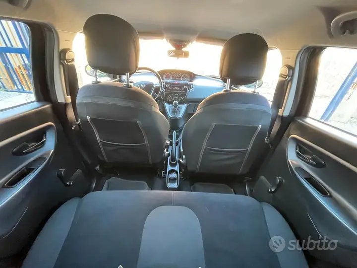 Lancia Ypsilon 2011 photo 2