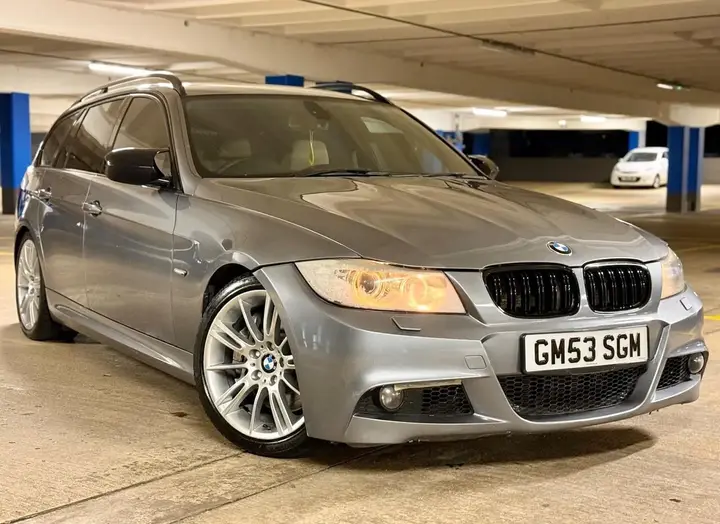 BMW 3 Series 2010 photo 2