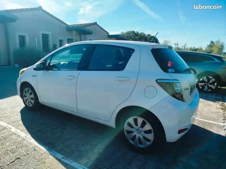 Toyota Yaris 2013 photo 3