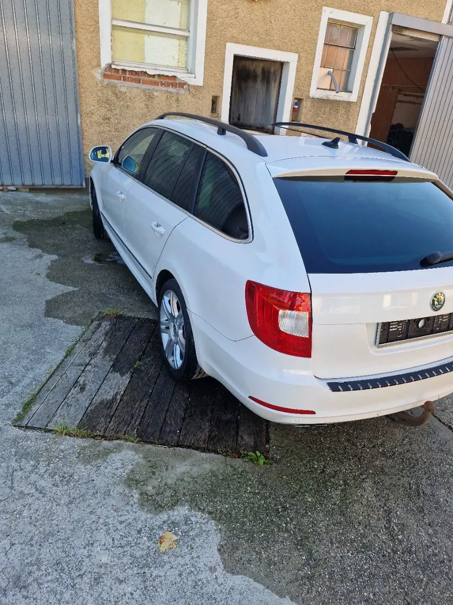 Skoda Superb 2010 photo 2