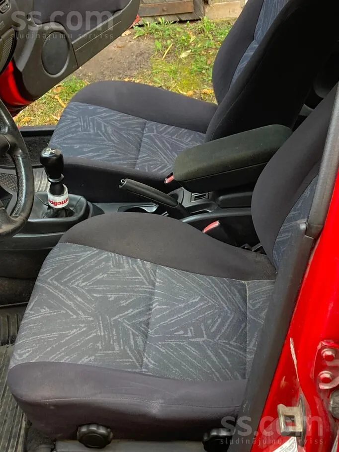 Mitsubishi Carisma 2002 photo 5