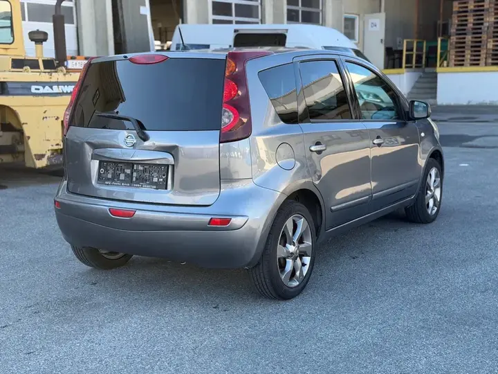 Nissan Note 2011 photo 2