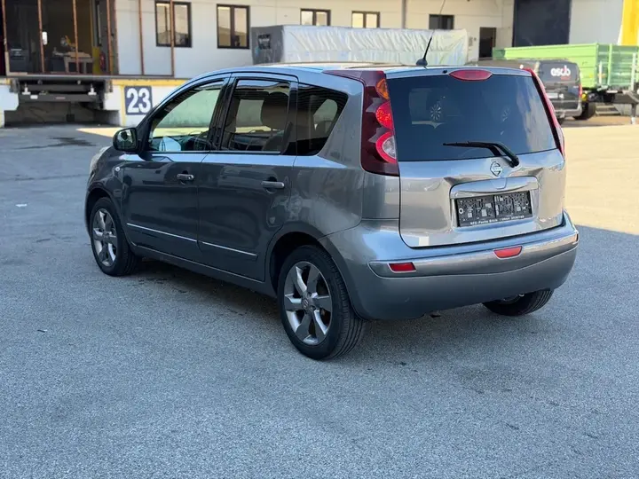 Nissan Note 2011 photo 3