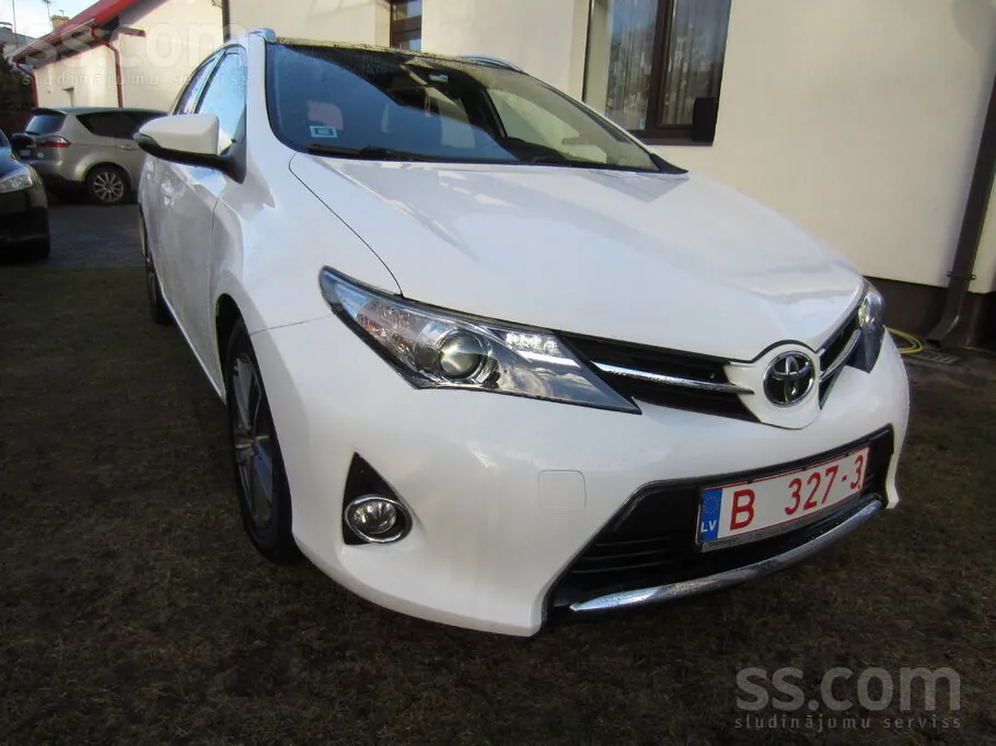 Toyota Auris 2015 photo 2