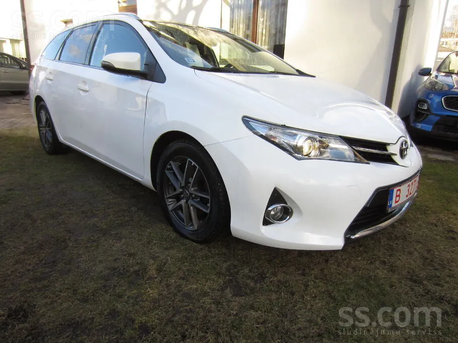 Toyota Auris 2015 photo 3