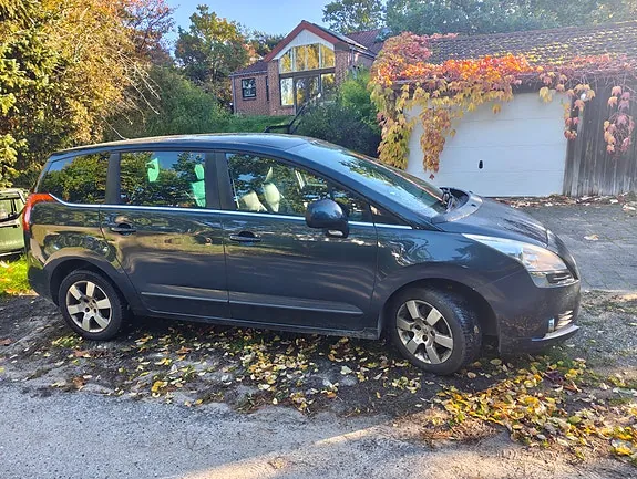Peugeot 5008 2012 photo 2