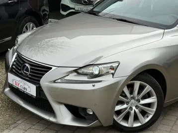 Lexus Is300H 2015 photo 3