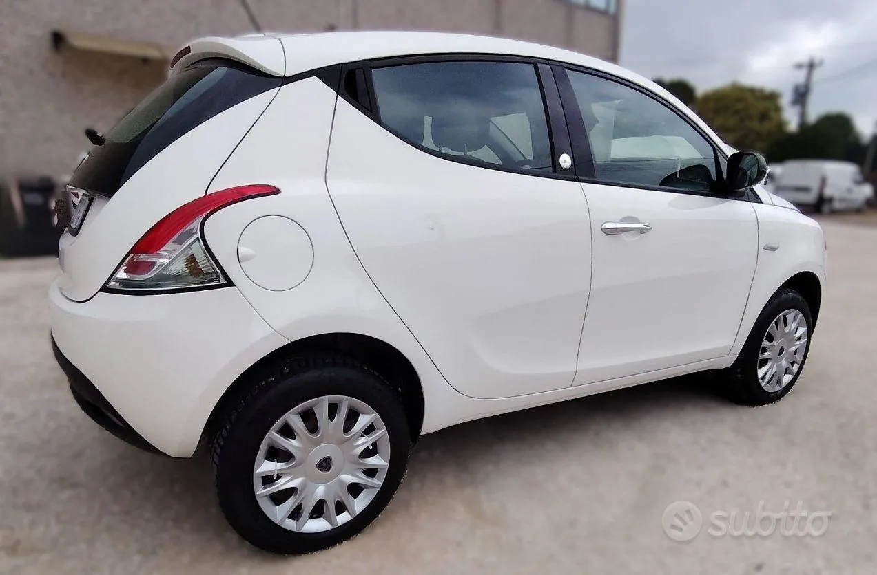 Lancia Ypsilon 2014 photo 2