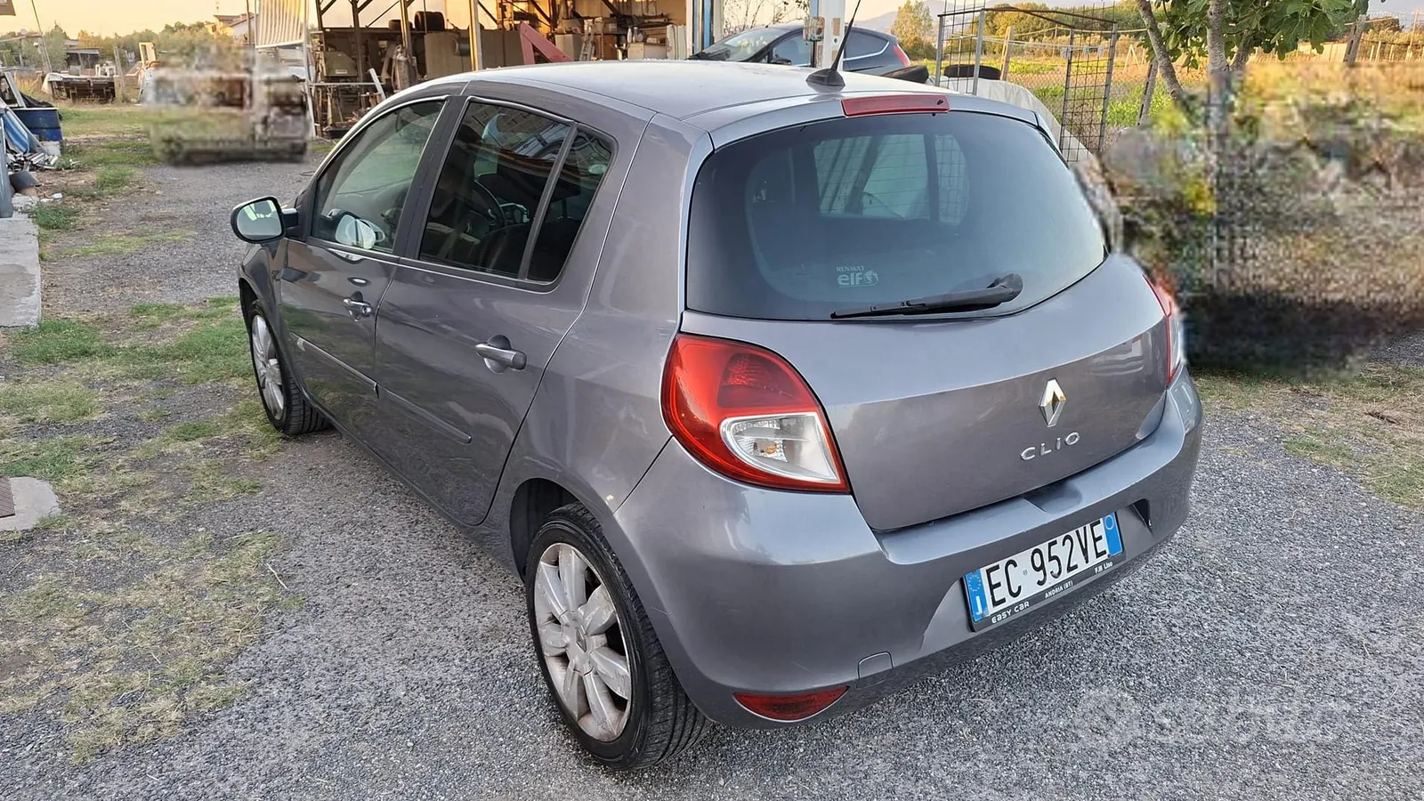 Renault Clio 2010 photo 2
