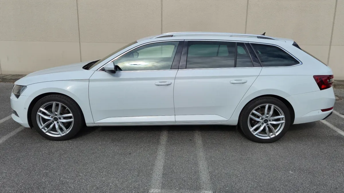 Skoda Superb 2018 photo 2