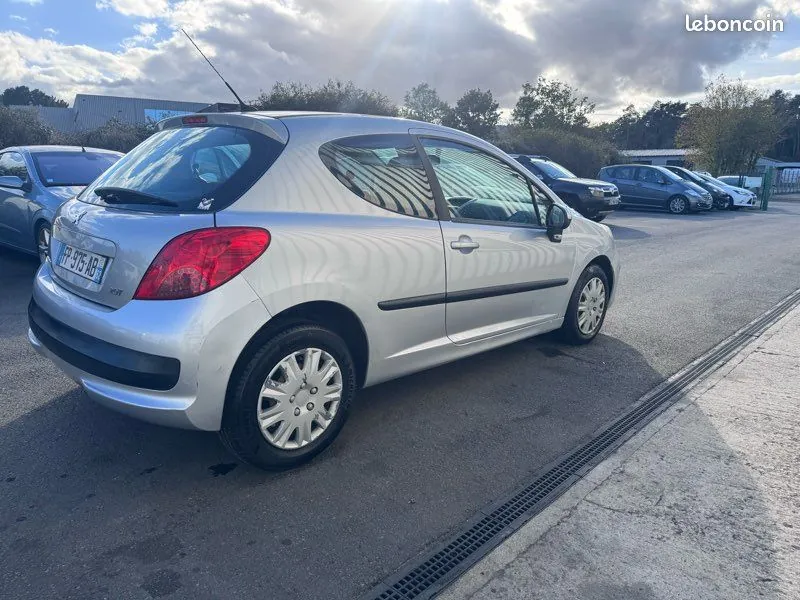 Peugeot 207 2008 photo 2