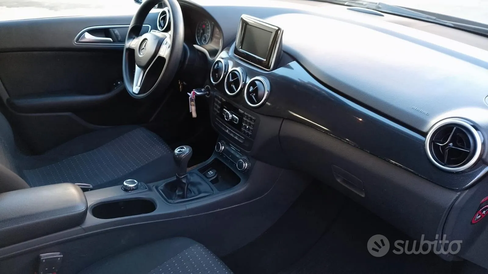 Mercedes-Benz B180 2012 photo 2