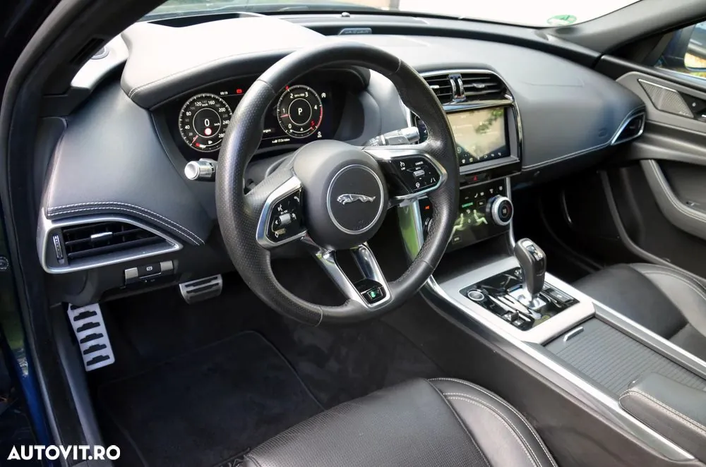 Jaguar Xe 2019 photo 4