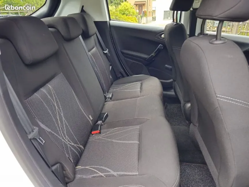 Peugeot 208 2013 photo 2