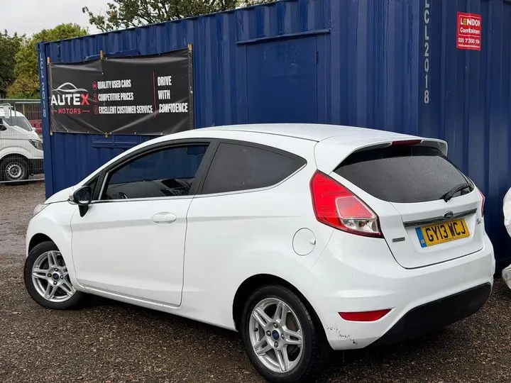 Ford Fiesta 2013 photo 2
