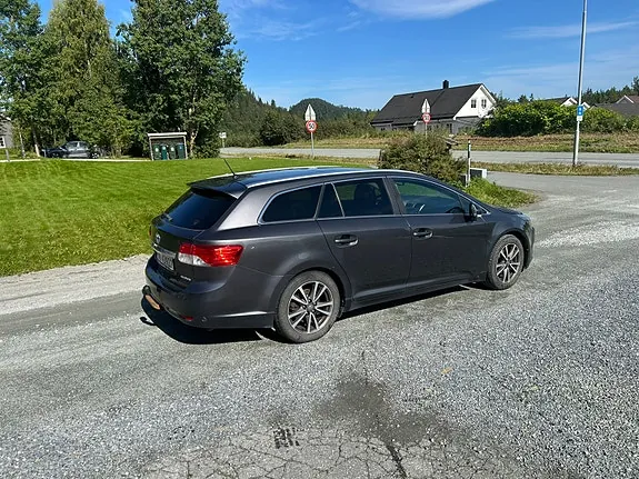 Toyota Avensis 2012 photo 2