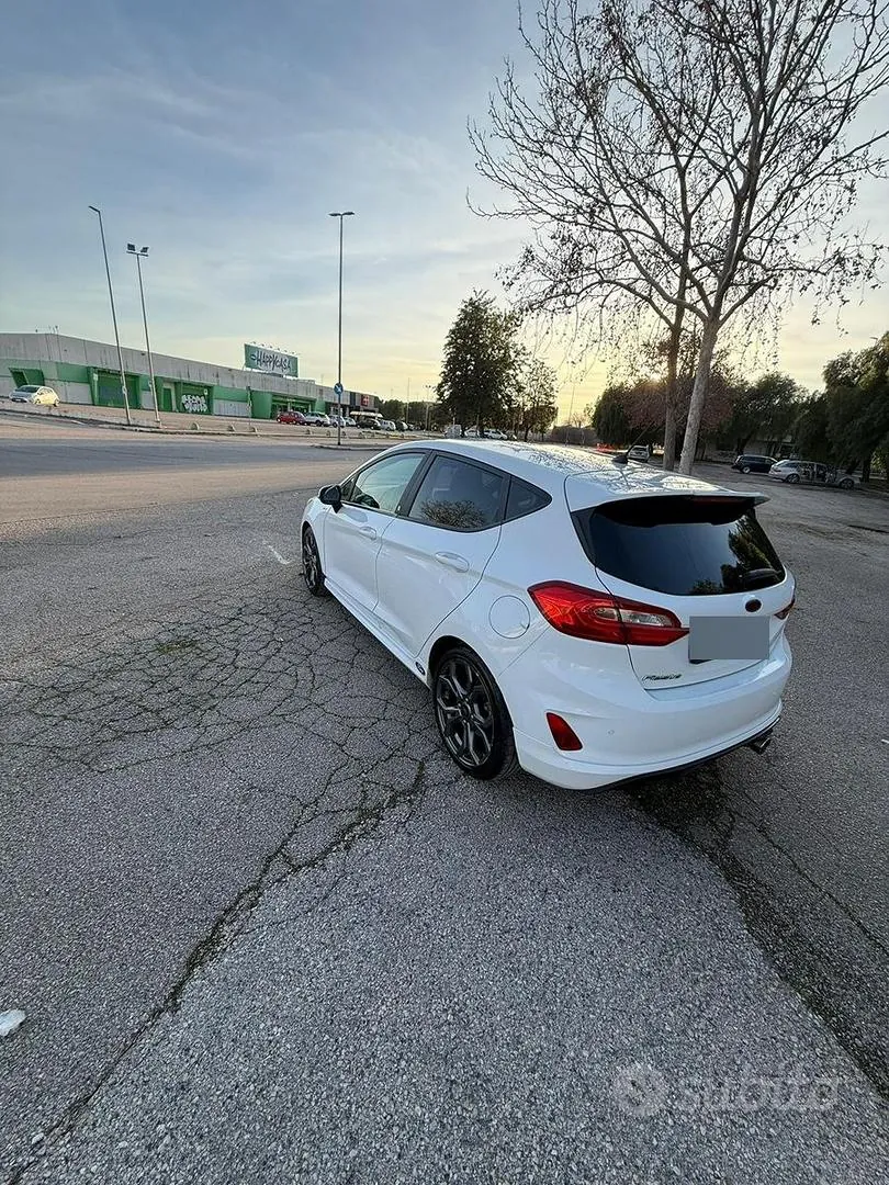 Ford Fiesta 2018 photo 2