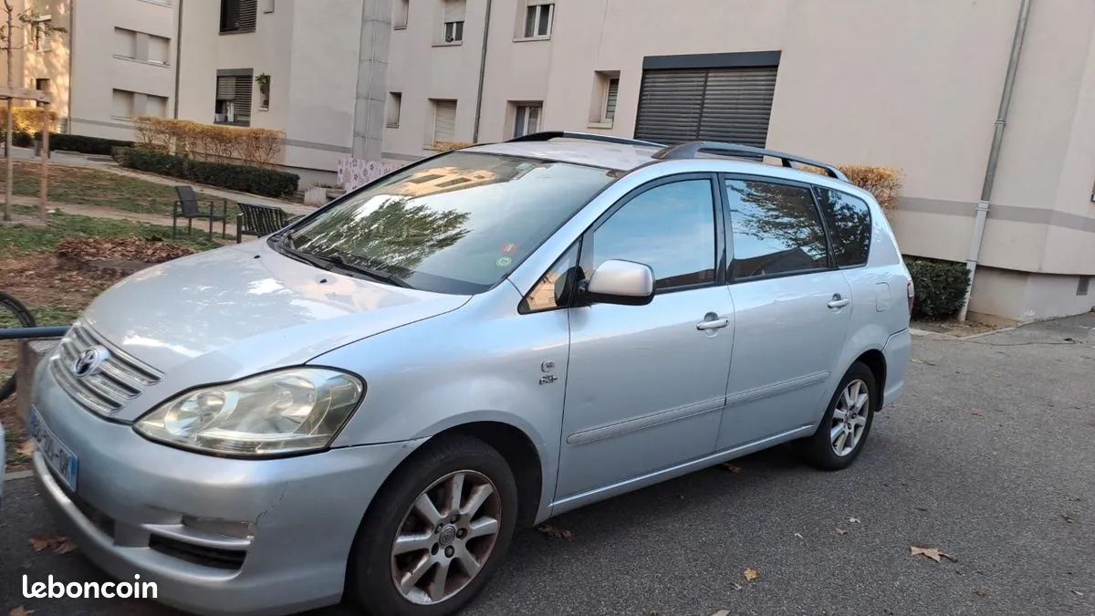 Toyota Avensis Verso 2004 photo 3