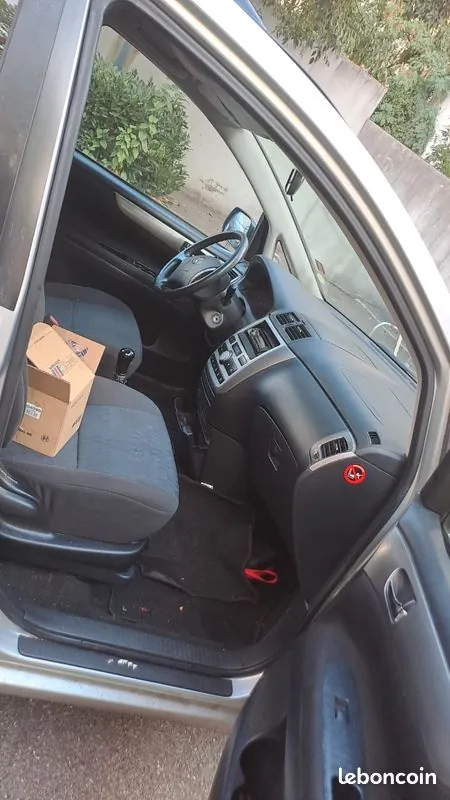 Toyota Avensis Verso 2004 photo 2