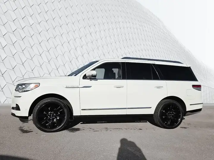 Lincoln Navigator 2023 photo 3