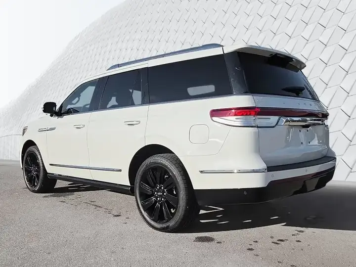 Lincoln Navigator 2023 photo 4