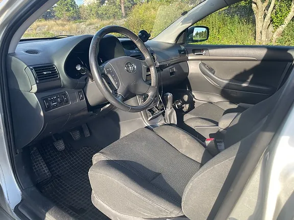 Toyota Avensis 2004 photo 5