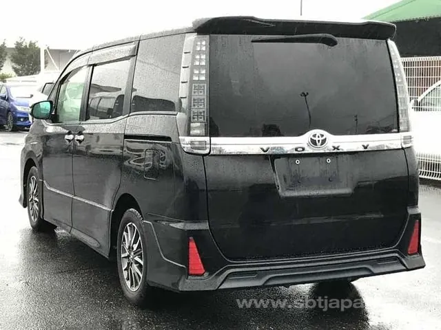 Toyota Voxy 2014 photo 3