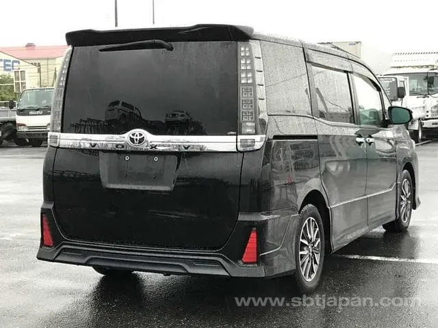 Toyota Voxy 2014 photo 4