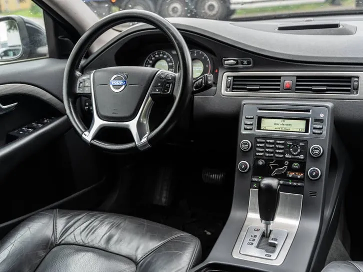 Volvo V70 2010 photo 2
