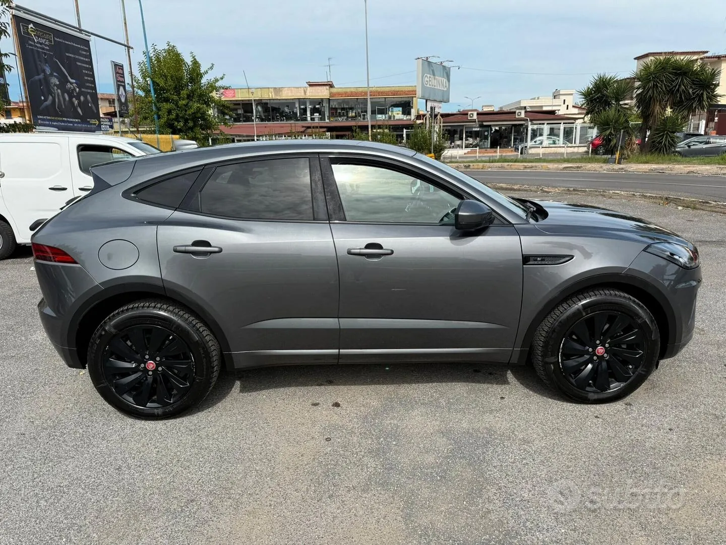 Jaguar E-Pace 2018 photo 4