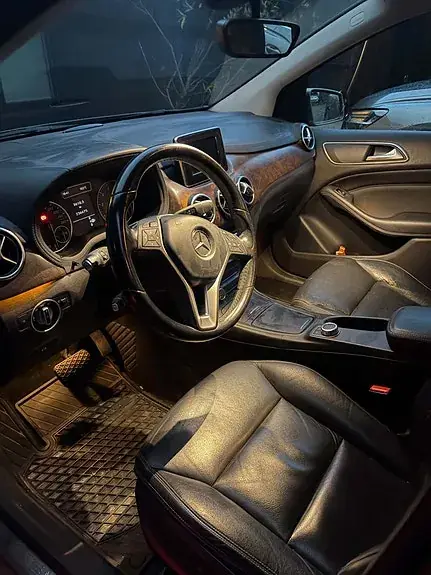 Mercedes-Benz B 180 2012 photo 2