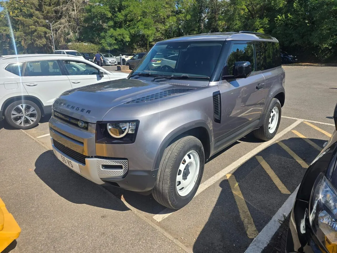 Land Rover Defender 2023 photo 2