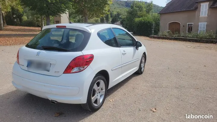 Peugeot 207 2011 photo 2
