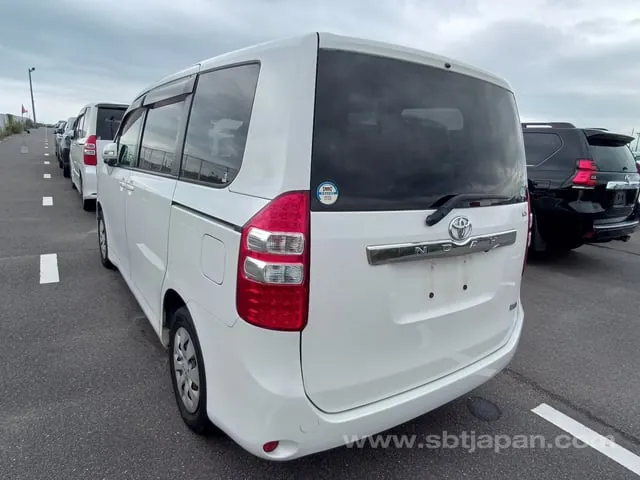 Toyota Noah 2013 photo 3