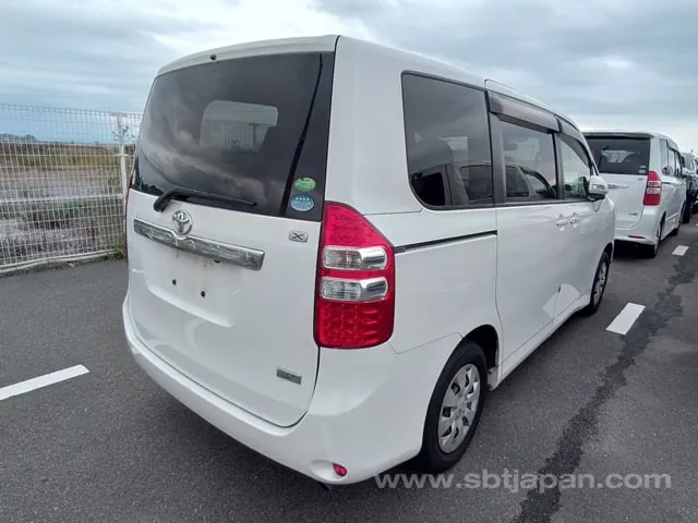 Toyota Noah 2013 photo 4